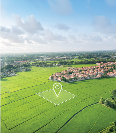 Imagem de um campo em céu aberto, com várias casas e construções ao redor, com um elemento de um quadrado no centro com um pin de mapa centralizando o local.